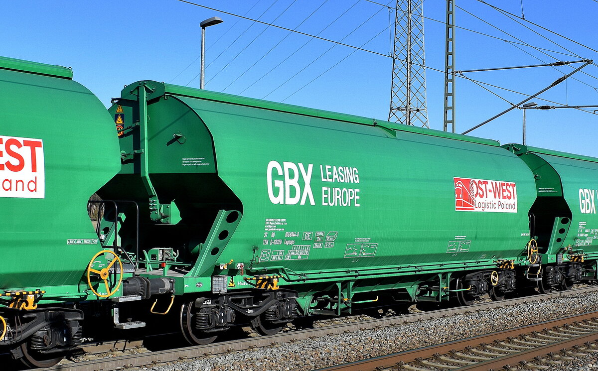 Ein Drehgestell-Schüttgutwagen mit Schwenkdach und dosierbarer Schwerkraftentladung für Getreidetransporte vom Einsteller GREENBRIER LEASING EUROPE BV mit der Nr. 37 TEN 80 D-GBXEU 0768 044-0 Tagnpps (GE) vermietet siehe Firmenlogo am Wagen an das polnische Unternehmen Ost-West Logistic Poland Sp. z o.o. am 18.03.25 Höhe Bahnhof Rodleben.