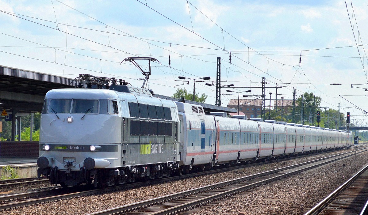 Ein echtes Highlight am späteren Nachmittag und völlig überraschend kam die Railadventure 103 222-6 mit einer Talgo-Nachtzuggarnitur durch den Bhf. Flughafen Berlin-Schönefeld gefahren, es sollen ja wohl fünf Garnituren schon in Russland seit Juni 2015 im Einsatz sein daher nehme ich an das dies hier eine weitere Überführung ist? im Nachhinein erfuhr ich allerdings das diese Fuhre mitten nach Berlin vorbei am Berliner Westhafen Richtung Berlin-Lichtenberg ging von wo die Talgo-Garnitur dann erst mal an seinen alten Abstellplatz Berlin Warschauer Str. transportiert wurde, echt merkwürdig,am 16.07.15