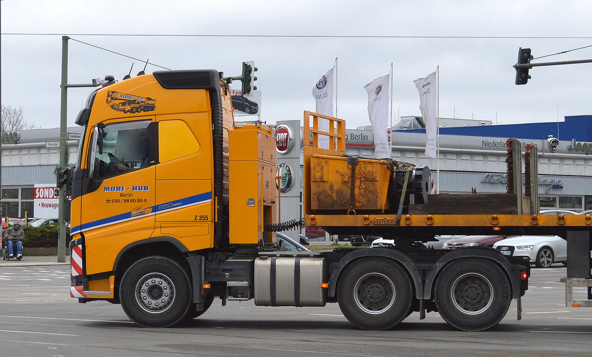 Ein echtes Kraftpaket, eine VOLVO FH 650 Zugmaschine mit Flachtrailer der Fa. MOBI- HUB aus Berlin am 07.03.17 Berlin-Marzahn.
