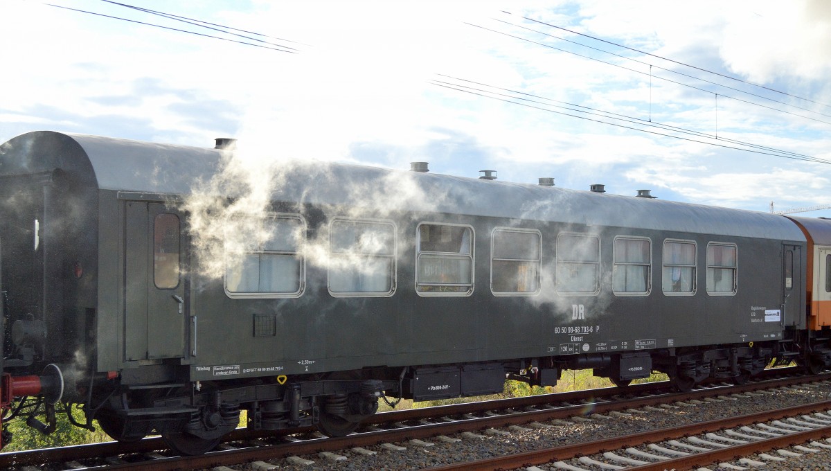 Ein ehemaliger Dienstwagen der DR jetzt bei den Eisenbahnfreunden Traditionsbahnbetriebswerk Stassfurt e.V. mit der Nr. DR 60 50 99-68 703-6(P) Dienst in Betrieb im Sonderzug zum Herbstfest im Bw. Berlin-Schöneweide am 20.09.15 Höhe Berlin-Adlershof.