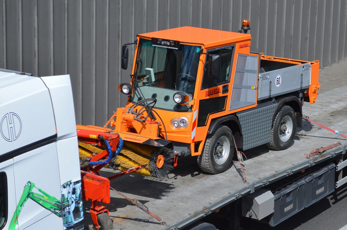 Ein fabrikneues Mehrzweck- und Kommunalfahrzeug HANSA APZ 1003 mit Kehrrollenaufsatz auf der Ladefläche eines firmeneigenen LKW am 07.05.15 Berliner Stadtautobahn Höhe Knobelsdorffstr.