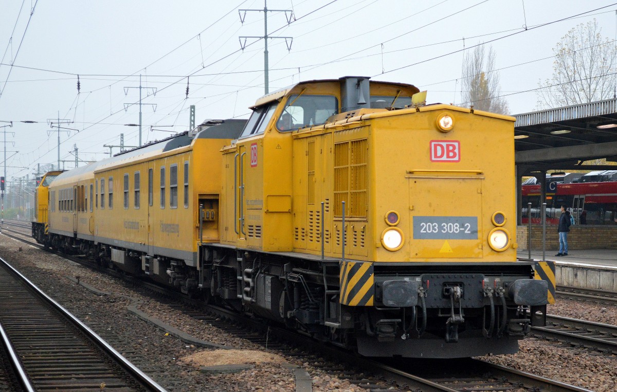 Ein Fahrwegmesszug der DB Netz mit 203 308-2 und am Ende zum Wendezugbetrieb die 203 312-4, ungewöhnlich da die Steuerwageneinheit sonst eigentlich mit E-Lok verkehrt am 30.10.15 Durchfahrt Bhf. Flughafen Berlin-Schönefeld.