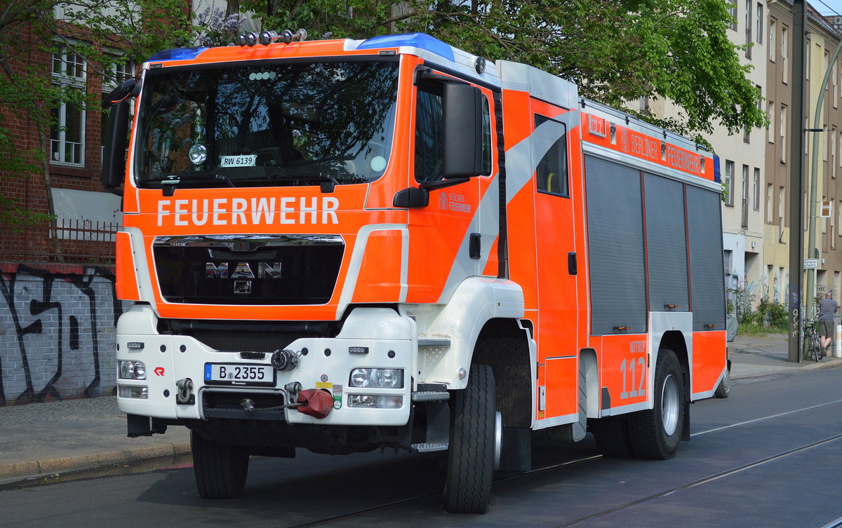 Ein Fahrzeug der TD 2 ein sogenannter Rüstwagen 3 (RW 3) auf einem MAN Typ TGS 18.360 4x4 BL EURO 5 Fahrgestell der Berliner Feuerwehr am 11.05.16 Großbrand-Einsatz Berlin Hertzbergstr. Rüstwagen sind ausschließlich für technische Hilfeleistungen besonderer und umfangreicher Art konzipiert. Für die Brandbekämpfung sind Rüstwagen nicht geeignet.