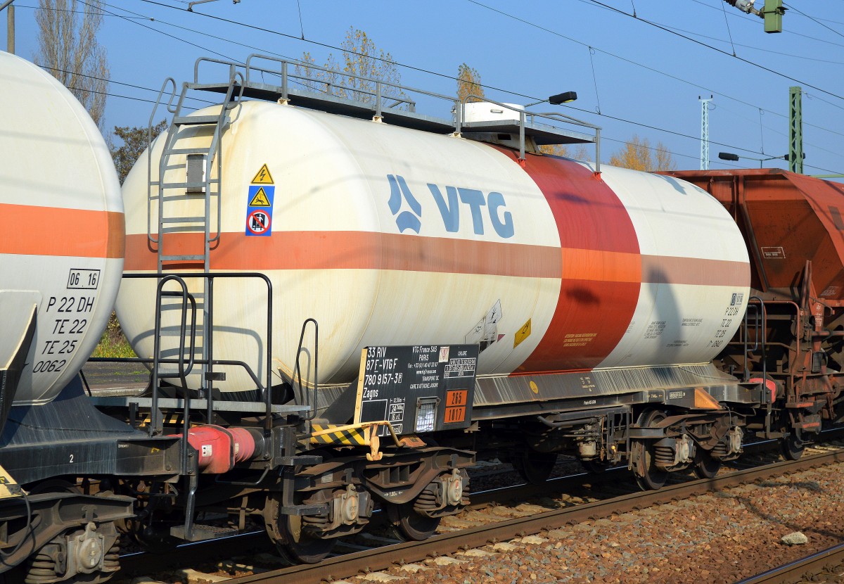 Ein französischer Gasdruckkesselwagen vom Einsteller VTG France SAS mit der Nr. 33 RIV 87 F-VTGF 780 9157-3(P) Zagns für den Transport von Chlor (UN-Nr. 265/1017) in einem gemischten Güterzug am 28.10.15 Bhf. Flughafen Berlin-Schönefeld.
