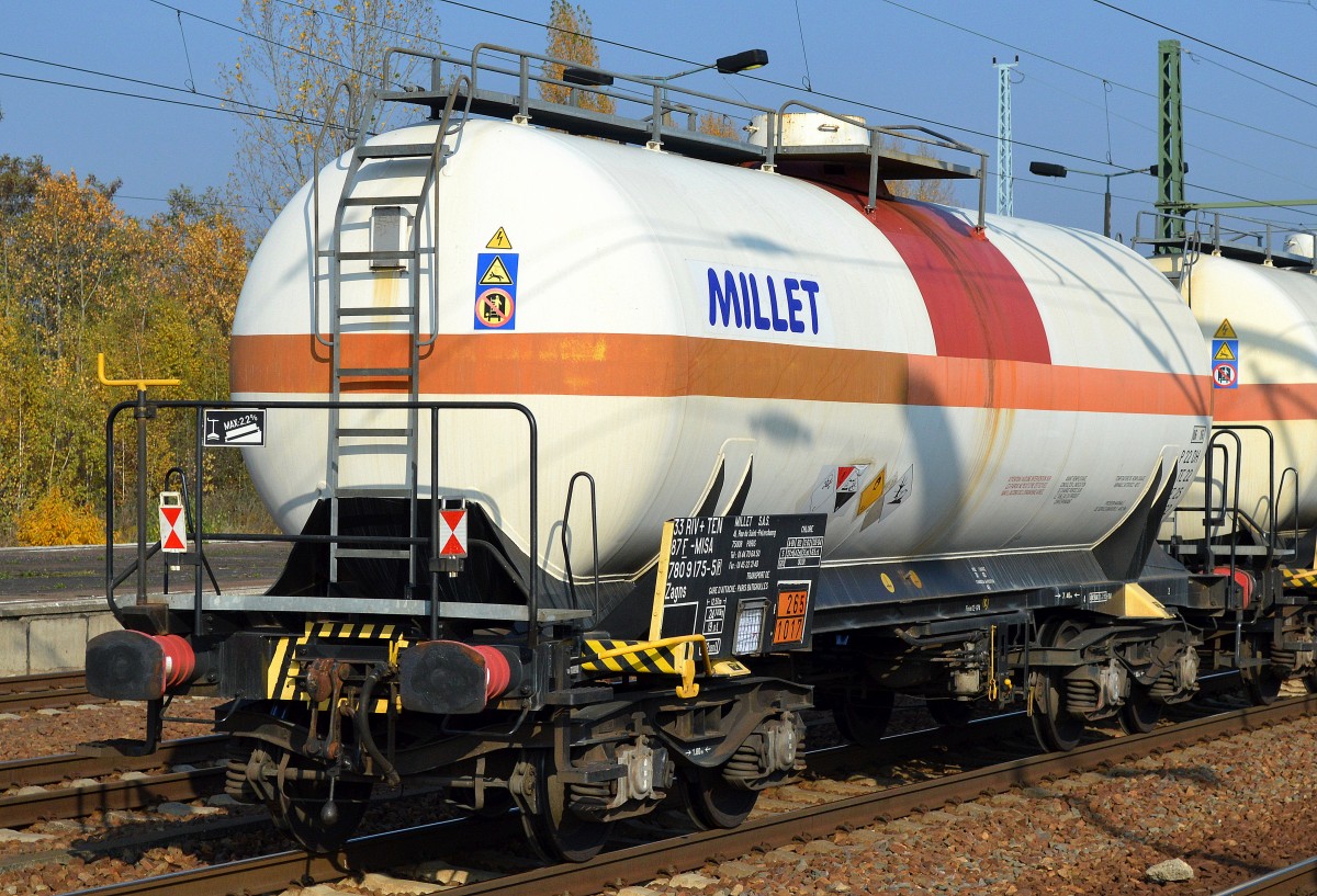 Ein französischer Gasdruckkesselwagen der Fa. MILET S.A.S. mit der Nr. 33 RIV + TEN 87 F-MISA 780 9 175-5(P) Zagns für den Transport von Chlor (UN-Nr. 265/1017) in einem gemischten Güterzug am 28.10.15 Bhf. Flughafen Berlin-Schönefeld.