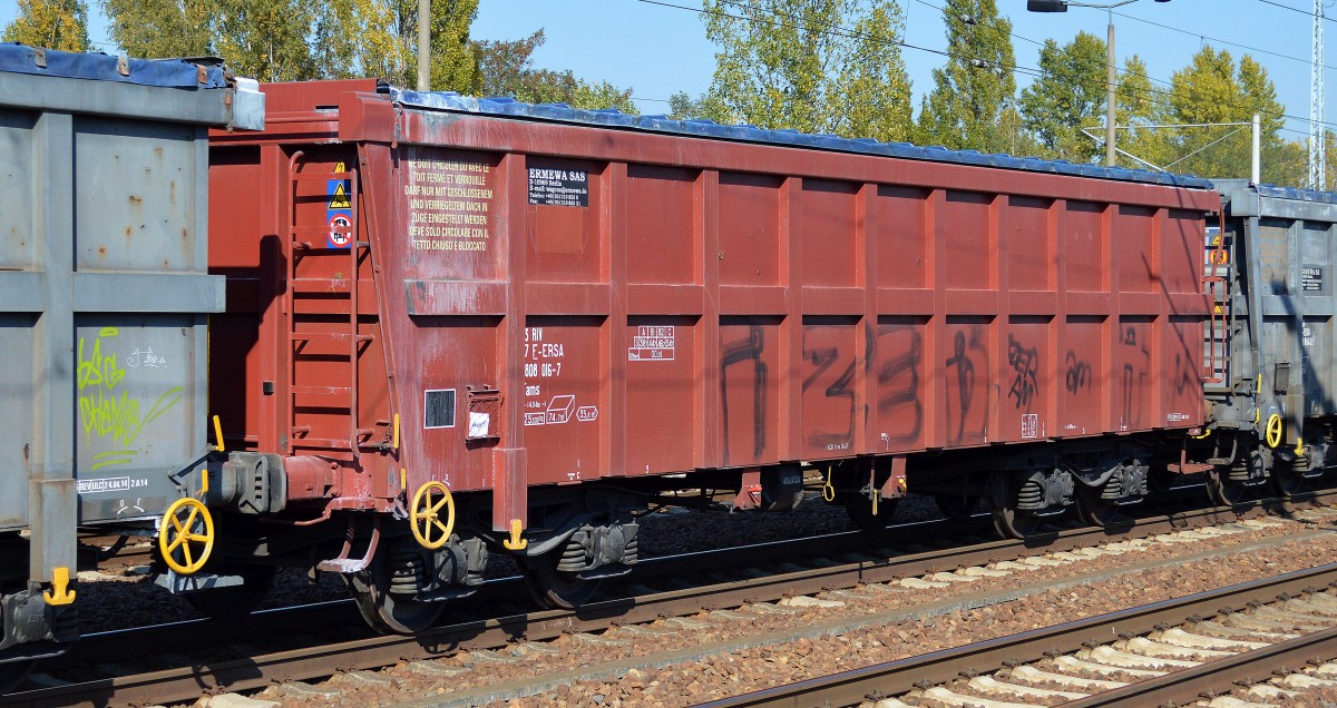 Ein französischer Rolldachwagen mit Rollplaneabdeckung vom Einsteller ERMEWA SAS mit der Nr. 33 RIV 87 F-ERSA 0808 016-7 Tams am 03.10.15 Bhf. Flughafen Berlin-Schönefeld.