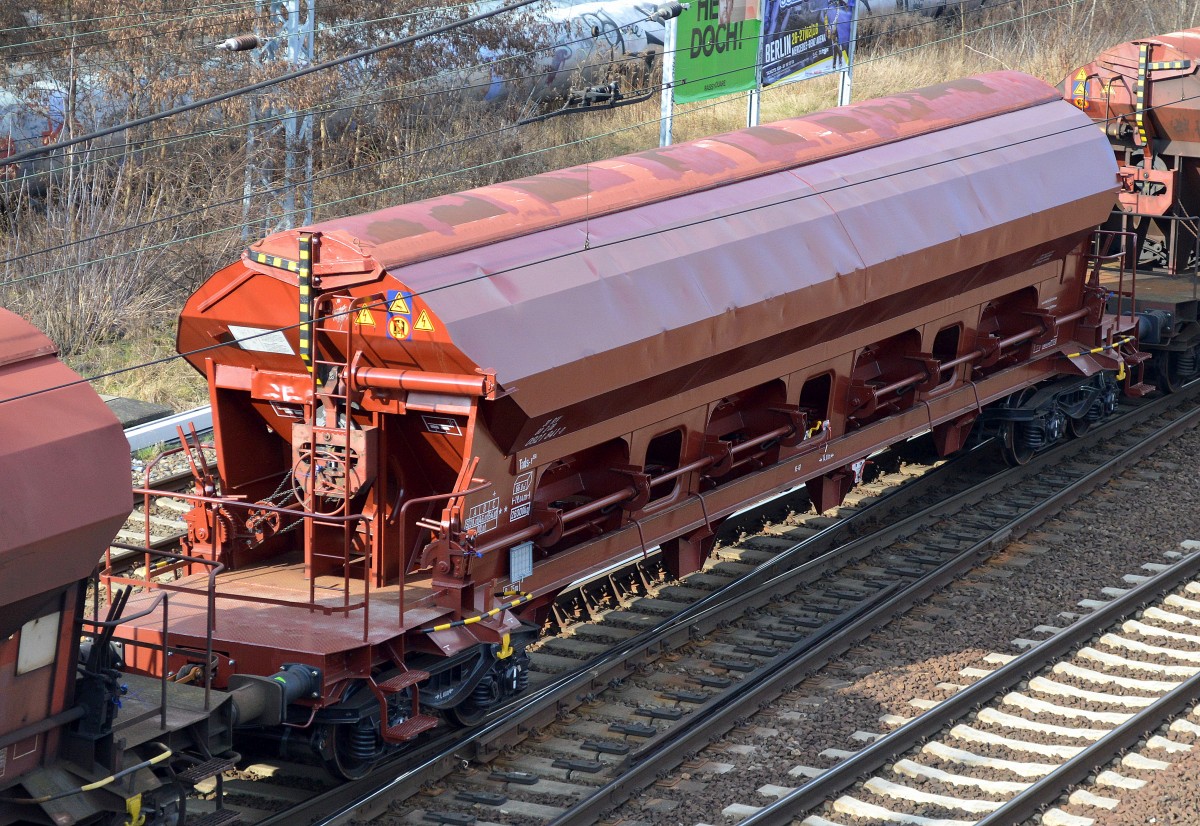 Ein frisch lackierter gedeckter Drehgestell-Schüttgutwagen mit dosierbarer Schwerkraftentladung der DB mit der Nr. 31 RIV 80 D-DB 0821 841-0 Tads-y 958 am 17.02.16 Berlin-Springpfuhl