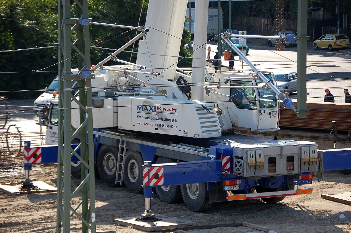 Ein F�nfachs LIEBHERR Fahrzeugkran LTM? der Fa. MAXIKraft am 01.10.13 Gro�baustelle Berlin-Ostkreuz.