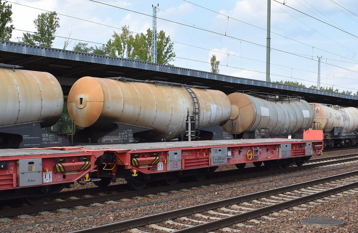 Ein ganze Reihe kurzgekuppelter neuerer Drehgestell-Flachwagen (sechsachsig) ohne Beladung der DB Cargo in einem gemischten Güterzug, am Ende des Zuges der Wagen mit der Nr. 31 TEN 80 D-DB 4808 045-7 Sagmms 490  am 27.08.25 Höhe Bahnhof Schönefeld b. Berlin.