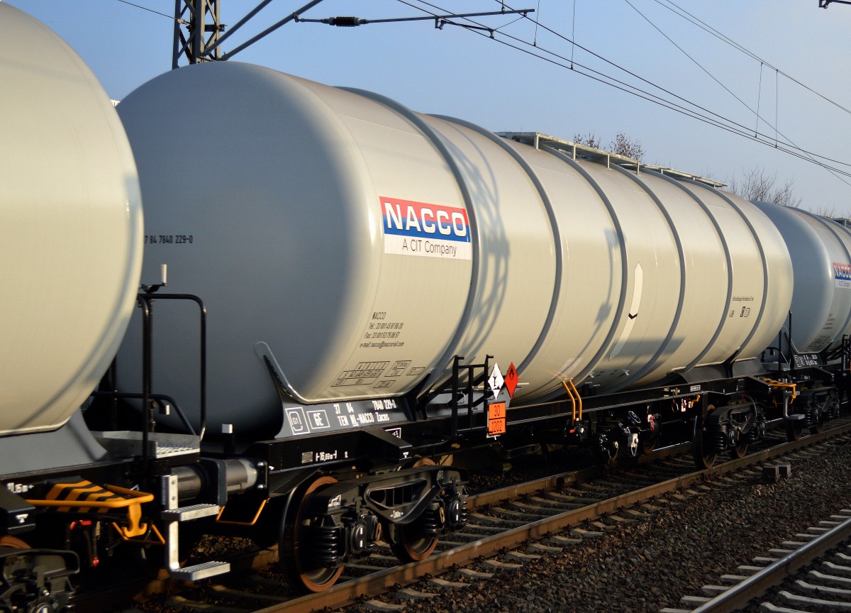 Ein Ganzzug bestehend aus relativ neuen Kesselwagen vom Einsteller NACCO, im Bild der Wagen mit der Nr. 37 TEN 84 NL-NACCO 7840 229-0 Zacns (UN-Nr. 30/1202 = Dieselkraftstoff) am 16.12.15 Berlin-Hohenschönhausen.