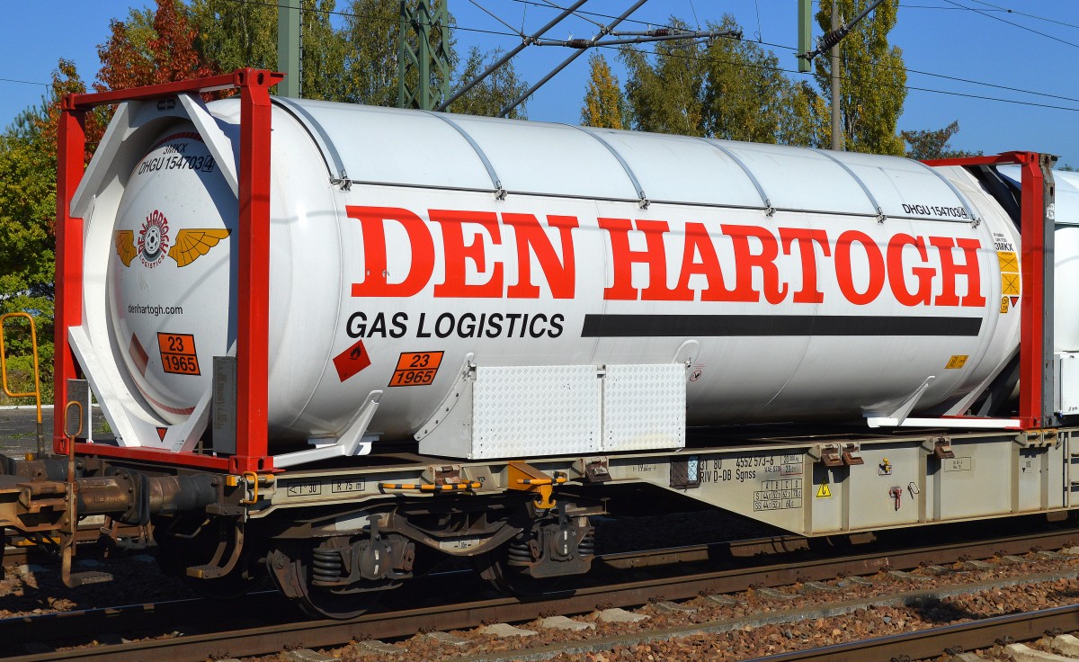 Ein Gasdruckkesselcontainer mit Sonnendach der Fa DEN HARTOGH (UN-Nr. 23/1965 = Kohlenwasserstoffgas, Gemische, verflüssigt) am 03.10.15 Bhf. Flughafen Berlin-Schönefeld.