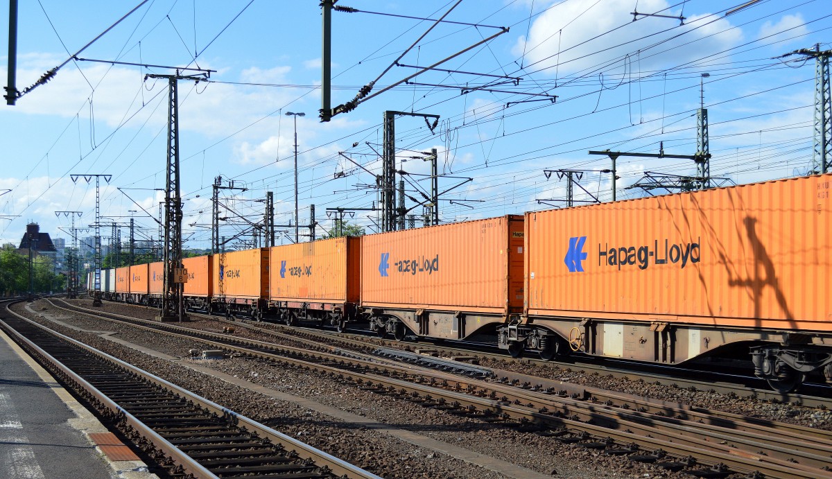 Ein größere Anzahl von Containern der deutschen Hapag lloyd am 23.05.14 Bhf. Fulda.