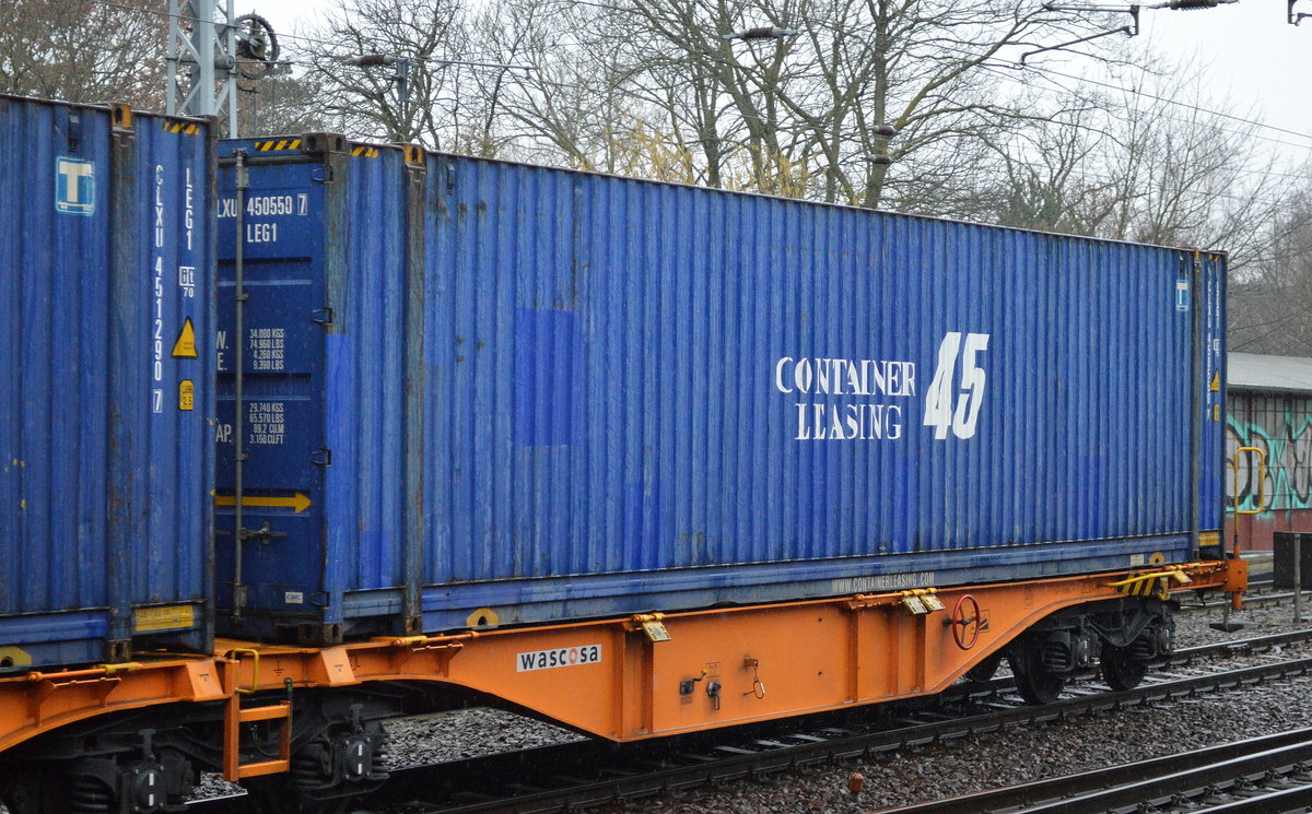 Ein großer blauer 45ér Container der Conatiner Leasing Group aus dem Vereinigtes Königreich
Großbritannien und Nordirland mit der Aufschrift CONTAINER LEASING 45 am 31.01.18 Berlin-Hirschgarten.