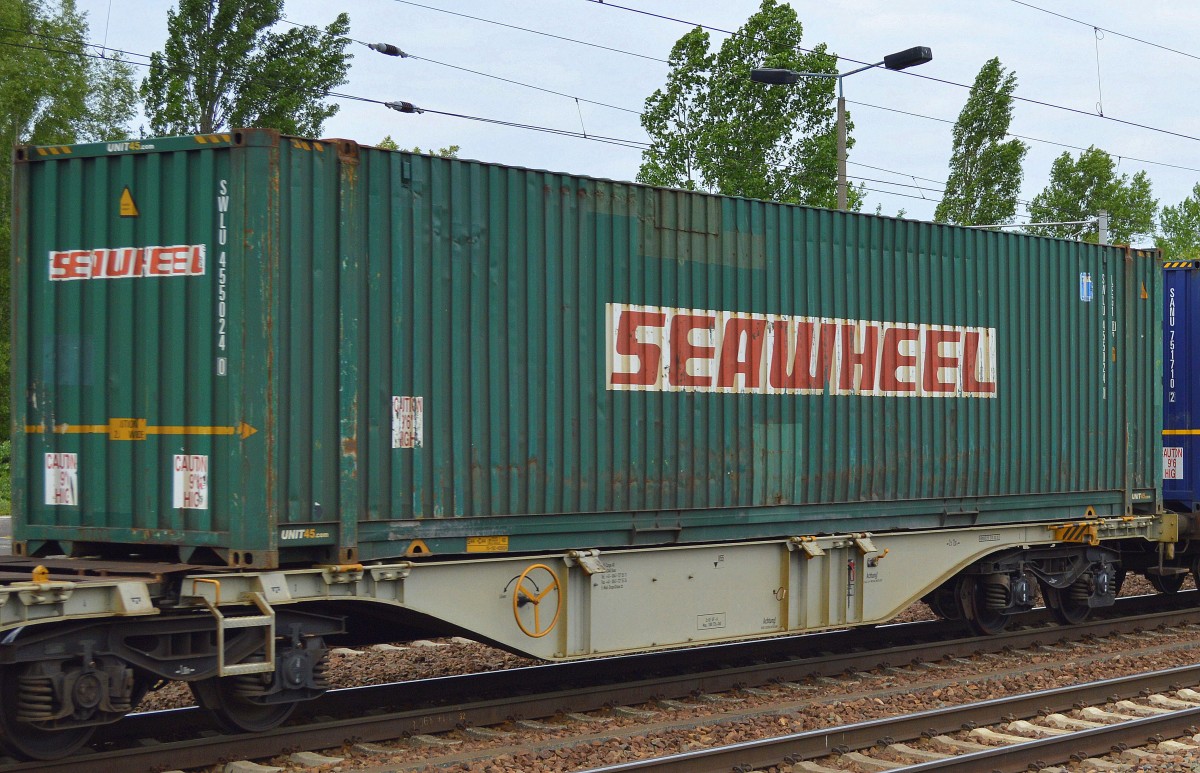 Ein grüner Container vom Intermodal (Reederei) Unternehmen SEAWHEELL IRELAND Ltd. am 03.06.15 Bhf. Flughafen Berlin-Schönefeld. 