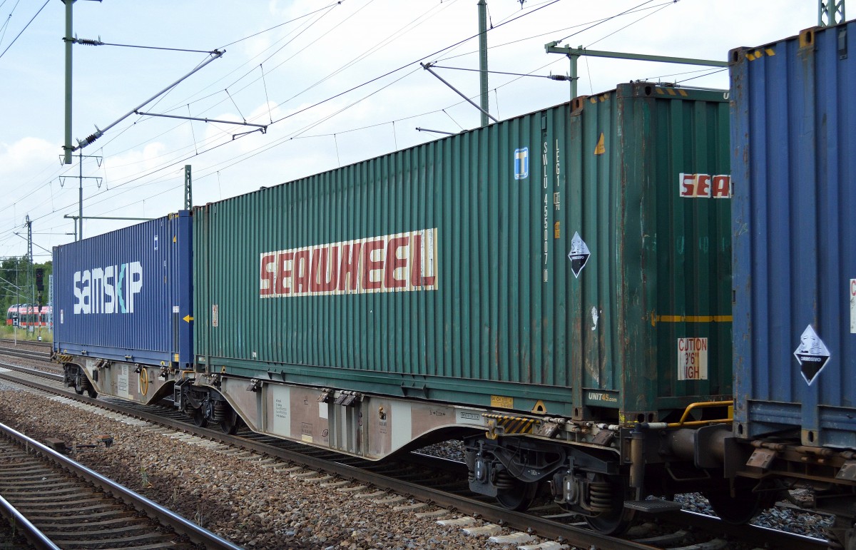 Ein grüner Container mit der Aufschrift SEAWHEEL vom irischen Logistikunternehmen Seawheel Ltd. am 15.07.14 Bhf. Flughafen Berlin-Schönefeld.