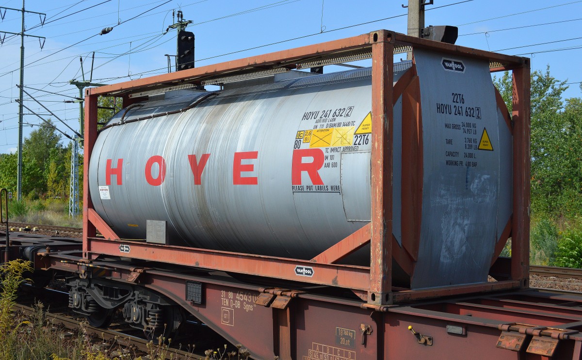 Ein HOYER Kesselcontainer am 03.09.14 Bhf. Flughafen Berlin-Schönefeld.
