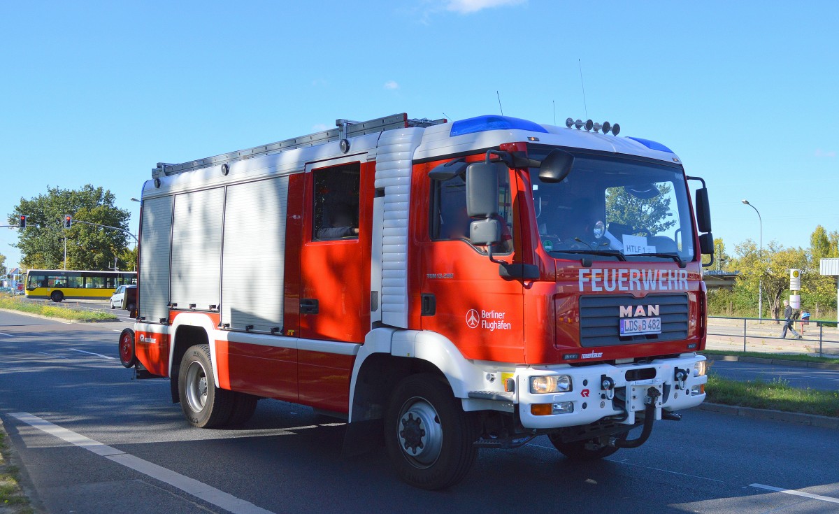 Ein HTLF 1 (MAN RGM 13.280) mit Rosenbauer Aufbau der Berliner Flughafenfeuerwehr (Berliner Flughäfen)am 28.09.15 Höhe Flughafen Berlin-Schönefeld.