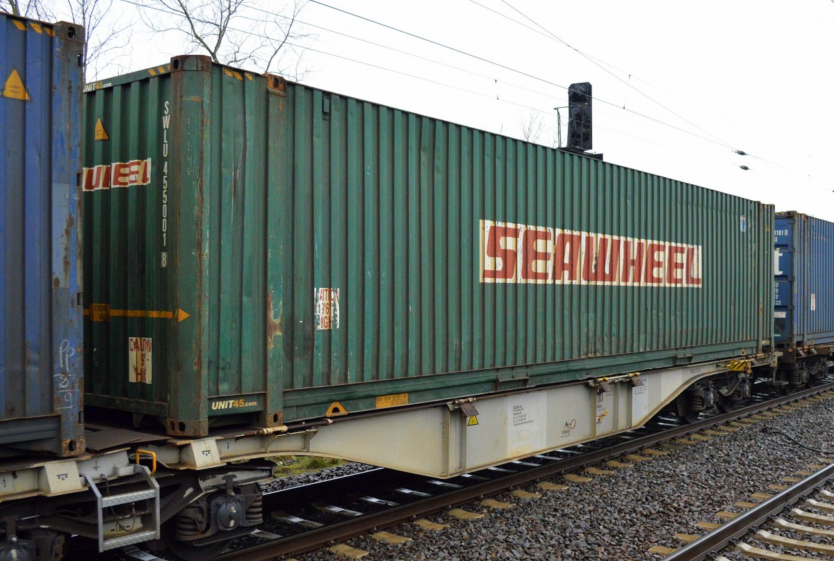 Ein irischer SEAWHEEL Container am 18.12.15 Berlin-Hohenschönhausen.
