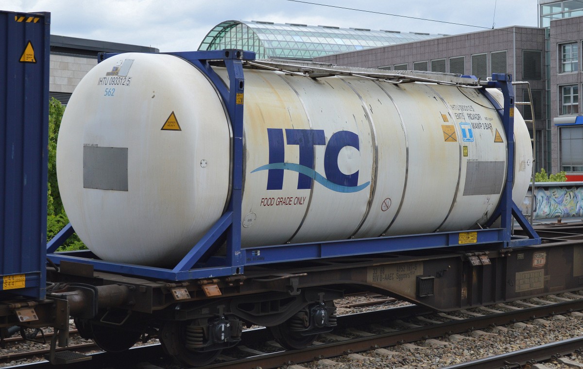 Ein ITC Kesselconatiner ausschließlich für Lebensmitteltransporte, 16.0.615 Berlin-Köpenick.