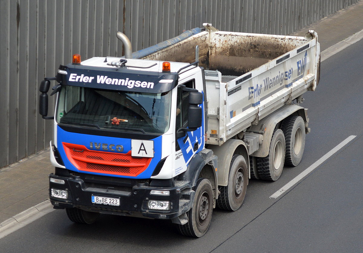 Ein IVECO TRAKKER 450 EEV Baukipper der Fa. Erler Wennigsen am 31.05.16 auf der Berliner Stadtautobahn Höhe Knobelsdorffstr.