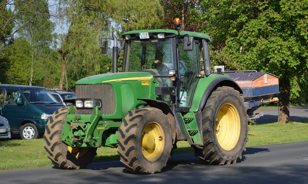 Ein JOHN DEERE Typ 6520 Traktor mit Heckaufsatz am 05.05.14 Hochwaldhausen (Vogelsbergkreis/Hessen)
