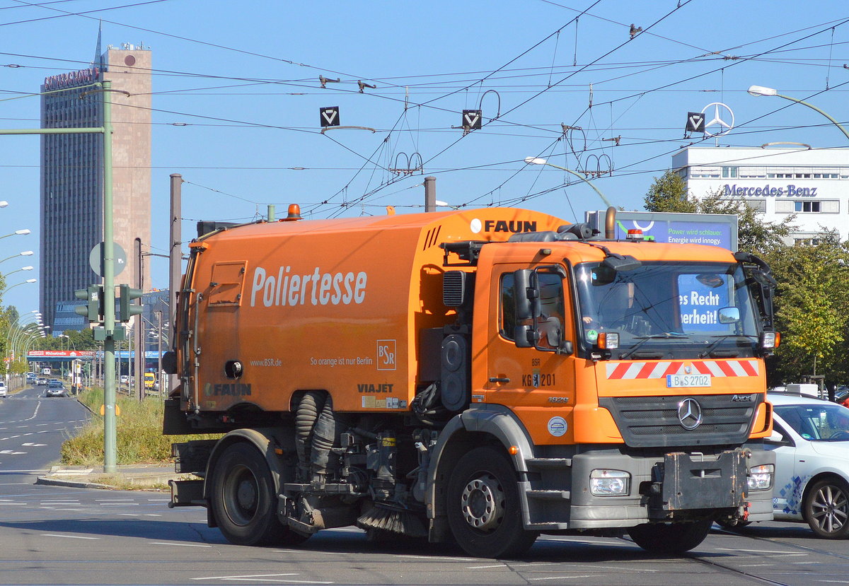 Ein Kehrfahrzeug der Berliner Stadtreinigung (BSR KG 201), ein MB AXOR 1829 mit einem Aufbau der Fa. FAUN Typ VIAJET am 15.09.16 Berlin-Marzahn.