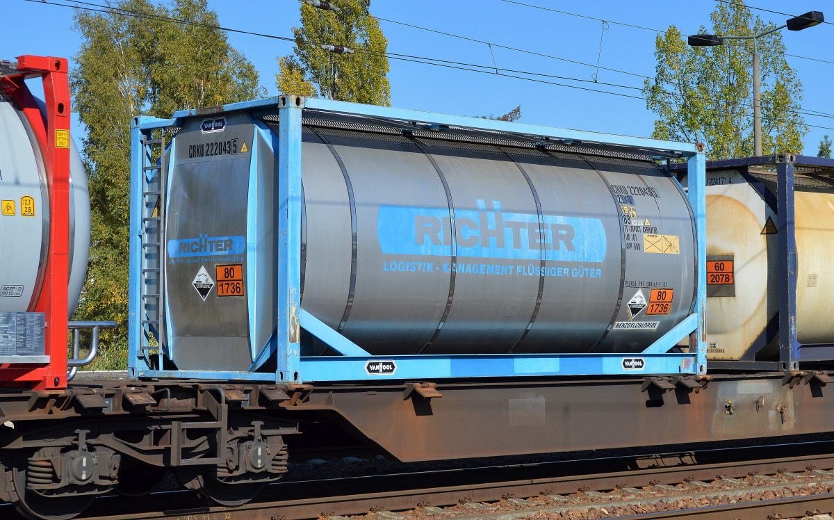 Ein Kesselcontainer der Fa. RICHTER (UN-Nr. 80/1736 = Benzoylchlorid) am 03.10.15 Bhf. Flughafen Berlin-Schönefeld.