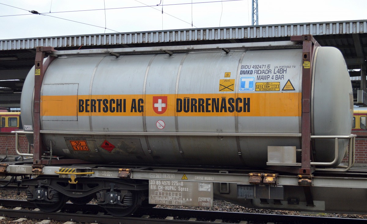Ein Kesselcontainer vom schweizer Unternehmen BERTSCHI/DÜRENASCH (UN-Nr. 30/1274 = 1-Propanol) am 18.02.16 Bhf. Flughafen Berlin-Schönefeld. 