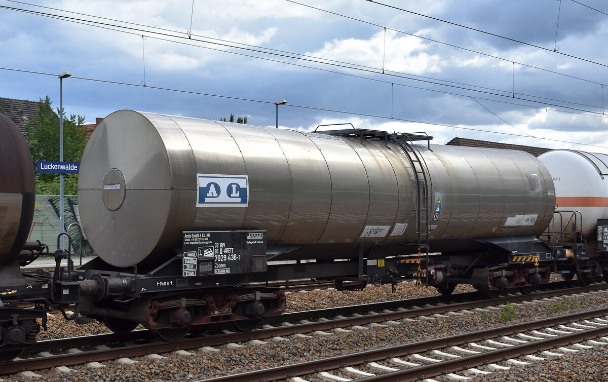 Ein Kesselwagen vom Einsteller Aretz GmbH + Co. KG mit der Nr. 33 RIV 80 D-ARETZ 7929 436-3 Zaces Bf. Krefeld Hbf. in einem gemischten Güterzug am 16.07.25 Höhe Bahnhof Luckenwalde.