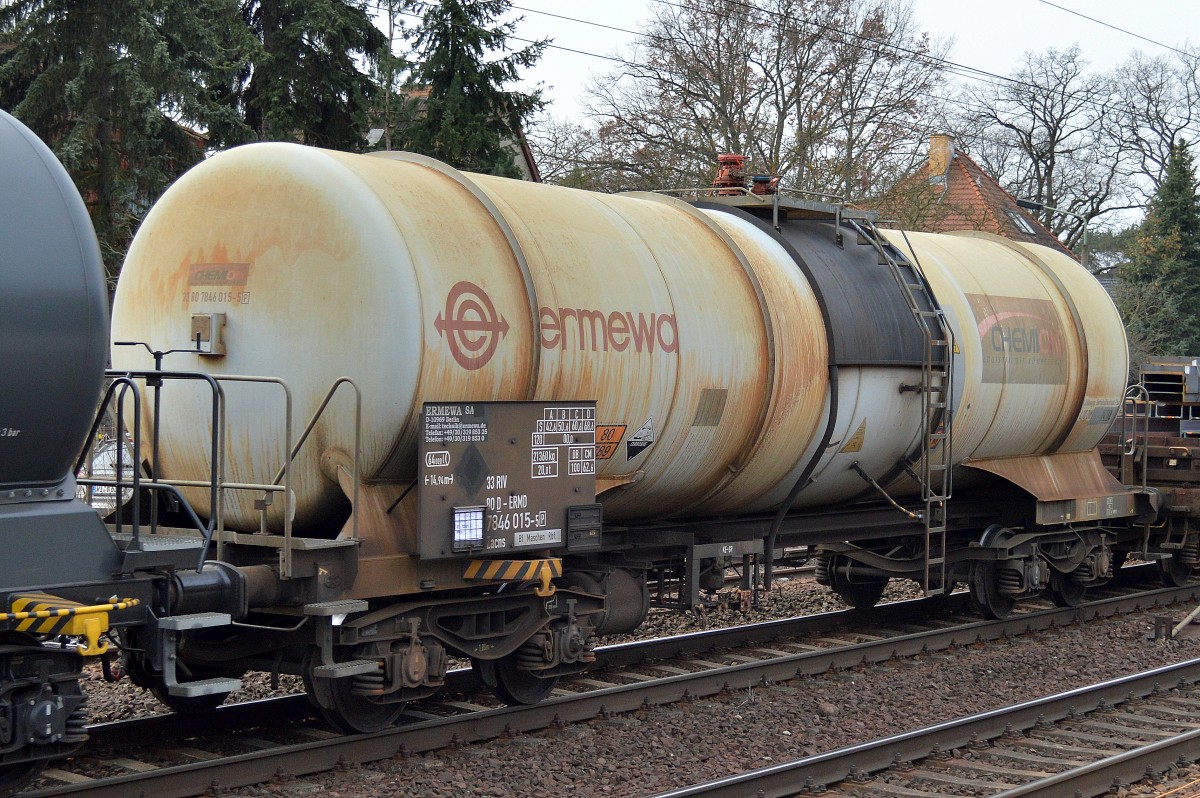 Ein Kesselwagen vom Einsteller ERMEWA im Einsatz für die Fa. CHEMION mit der Nr. 33 EIV 80 D-ERMD 7846 015-5(P) Zacns Bf Maschen Rbf (UN-Nr. 80/1789 = Salzsäure) am 03.03.16 Berlin-Hirschgarten.