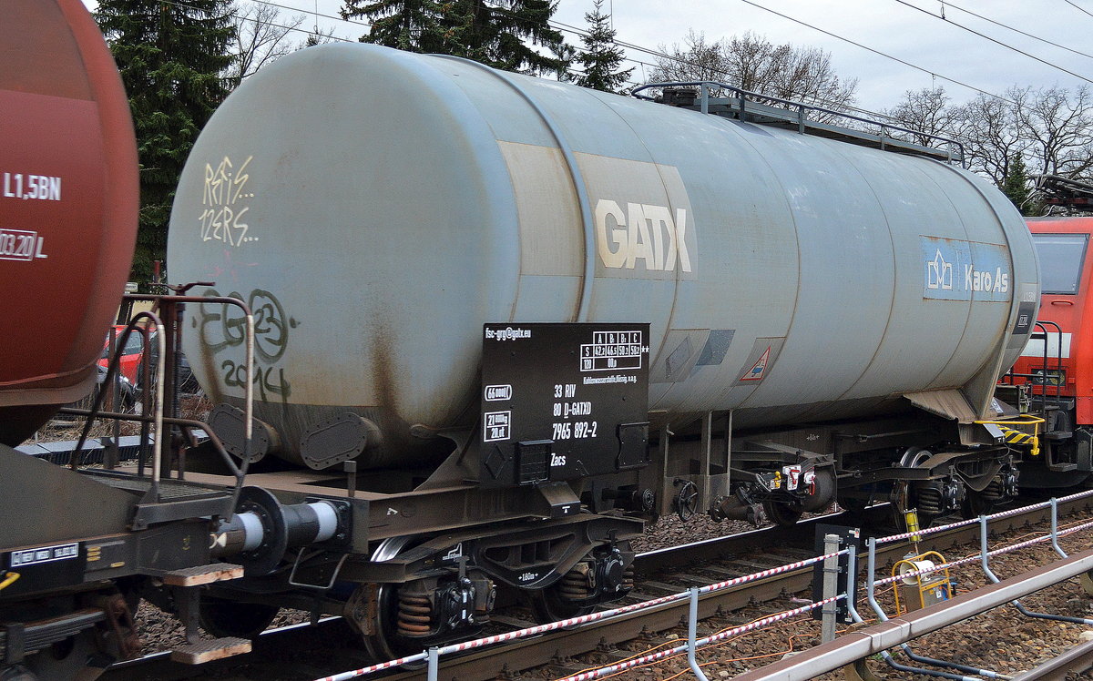Ein Kesselwagen vom Einsteller GATX in Deutschland mit der Nr. 33 RIV 80 D-GATXD 7965 892-2 Zacs, interessant ist das wahrscheinlich nicht mehr aktuelle Logo der Firma Karo As, als Ladegut ist Kohlenwasserstoffe, flüssig n.a.g. auf dem Kesselschild vermerkt, 07.04.16 Berlin-Hirschgarten.