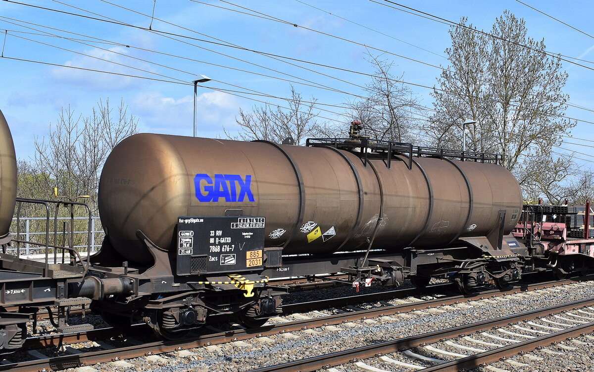Ein Kesselwagen vom Einsteller GATX Rail Germany GmbH mit der Nr. 33 RIV 80 D-GATXD 7868 676-7 Zacs, lt. UN-Nr.: 885/2031 für die Befüllung mit Salpetersäure, andere als rotrauchend, mit höchstens 70 % Säure in einem gemischten Güterzug am 10.04.25 Höhe Bahnhof Saarmund.
