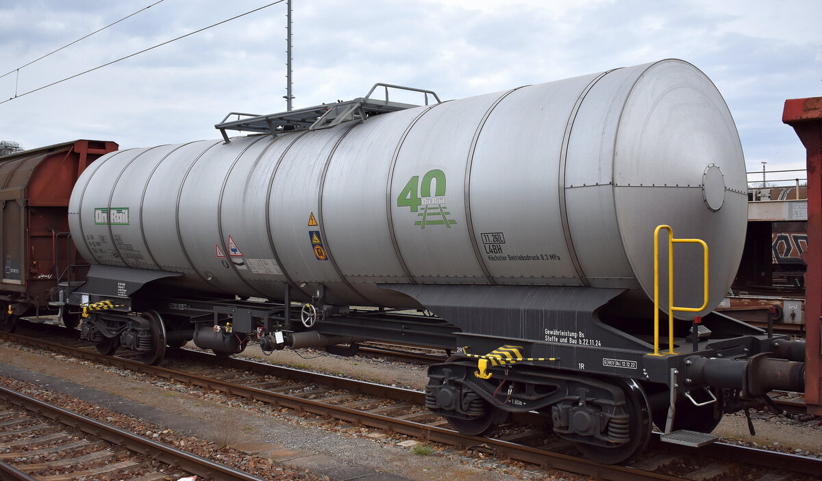 Ein Kesselwagen vom Einsteller On Rail GmbH mit niederländischer Registrierung mit der Nr. 33 TEN 84 NL-ORME 7841 096-4 Zacns 119 in einer gemischten Abstellgruppe Rbf. Seddin am 09.04.25