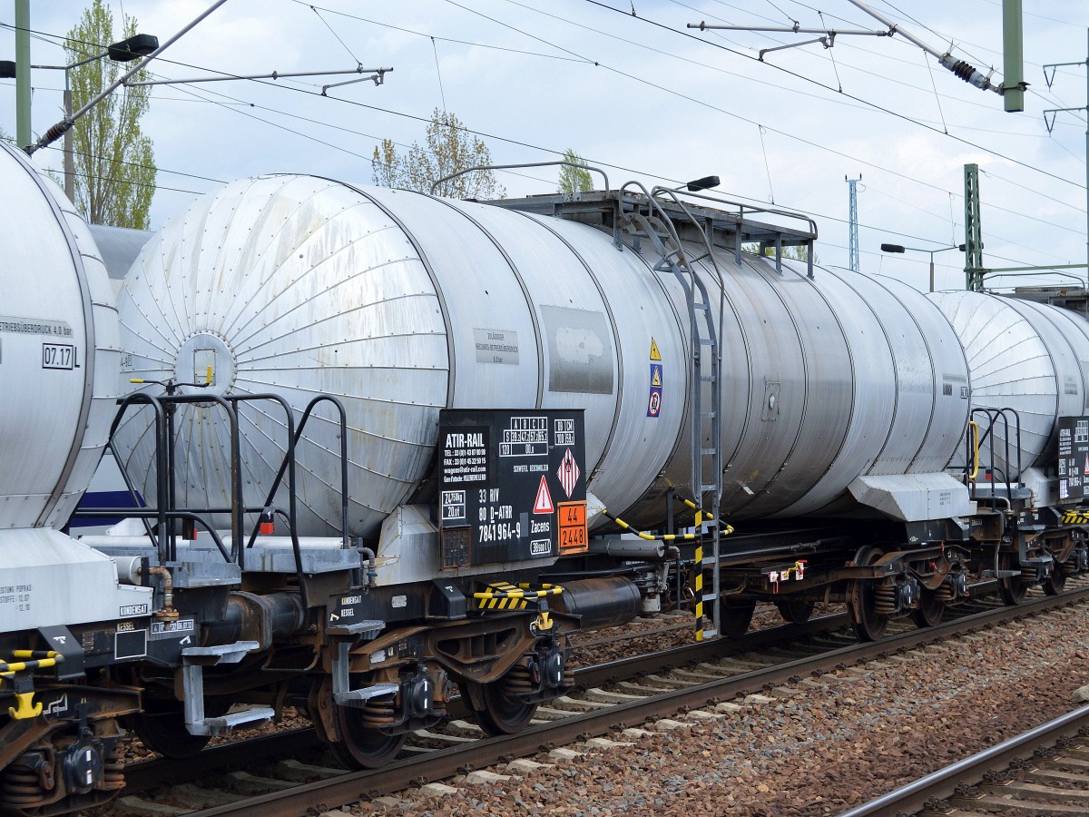 Ein Kesselwagen vom franz�sischen Einsteller ATIR-RAIL mit deutscher Nr. 33 RIV 80 D-ATRR 7841 964-9 Zacens (UN-Nr. 44/2448 = Schwefel geschmozen) am 26.04.15 Bhf. Flughafen Berlin-Sch�nefeld.