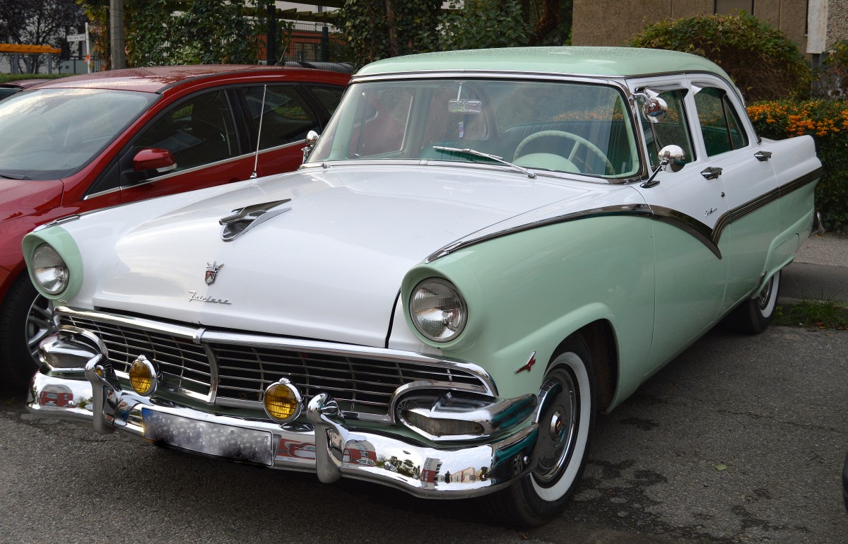 Ein Klassiker unter den FORD Automobilen, ist der Ford Fairlane, der immerhin mit diversen Modellen von 1954-2007 unter dieser Bezeichnung produziert wurde, wobei natürlich die 50ér Jahre Modelle besonders hervostechen, obwohl es von Anfang an eine Fülle verschiedener Modelle und Clubversionen gab. Angeboten wurde es als Full-Size-Car das der eoropäischen Oberklasse entspricht. Hier eine besonders schöne und super erhaltene bzw. möglicherweise wieder instandgesetzte Version, 03.09.14 Berlin-Pankow.
