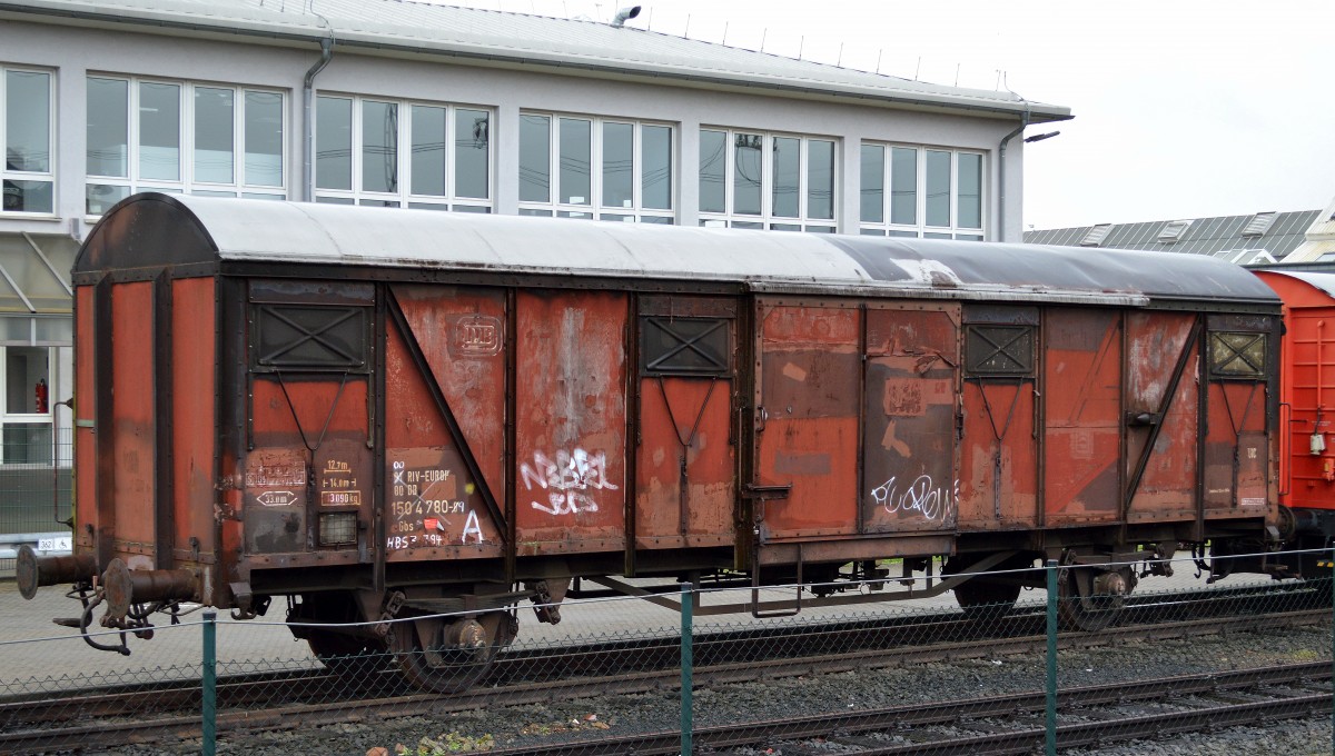 Ein Klassiker unter den G�terwagen, ein zweiachsiger gedeckter G�terwagen der DB, einst in den 60�rn waren �ber 10.000 im DB Fuhrpark vom Typ Gbs 254 jetzt ausgemusterter m�glicherweise noch als Bahndienstwagen genutzter Wagen auf dem Gel�nde des DB Werks Fulda stehend mit der alten Nr. 81 RIV-EUROP 80 DB 150 4 780-8 am 03.05.14