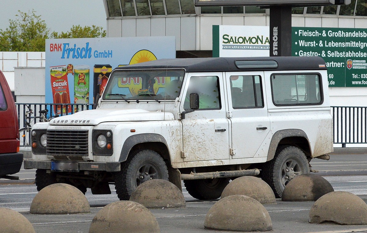 Ein klassischer Land Rover so verschmutzt wie es sich eigentlich für einen richtigen Geländewagen gehört, 05.05.15 Berlin-Beusselbrücke.