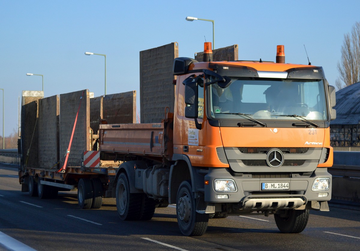 Ein kleiner MB ACTROS 1844 Baukipper der Fa. Liefke & Söhne Service GbR mit Hänger mit Verstärkungswänden für Tiefgruben am 17.02.16 Berlin-Heinersdorf.
