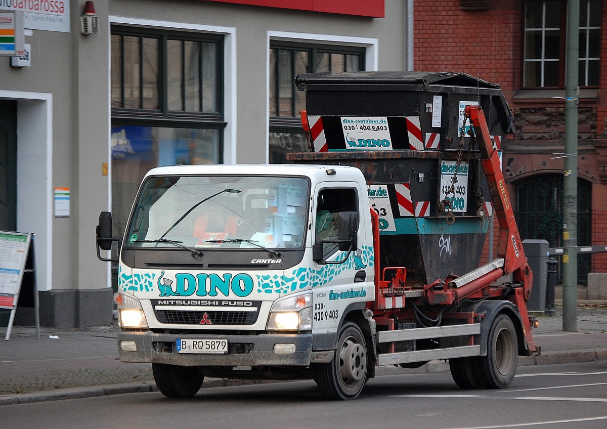Ein kleiner MITSUBISHI FUSO CANTER Absetzkipper Der Fa.DINO aus Berlin, 14 01.14 Berlin-Pankow. 