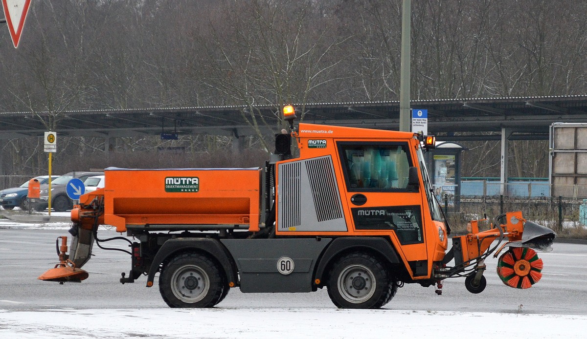 Ein Kommunalfahrzeug Typ? einer Berliner Dienstleistungsfirma im Schneeräumdienst tätig am 15.01.16 Berlin-Marzahn.