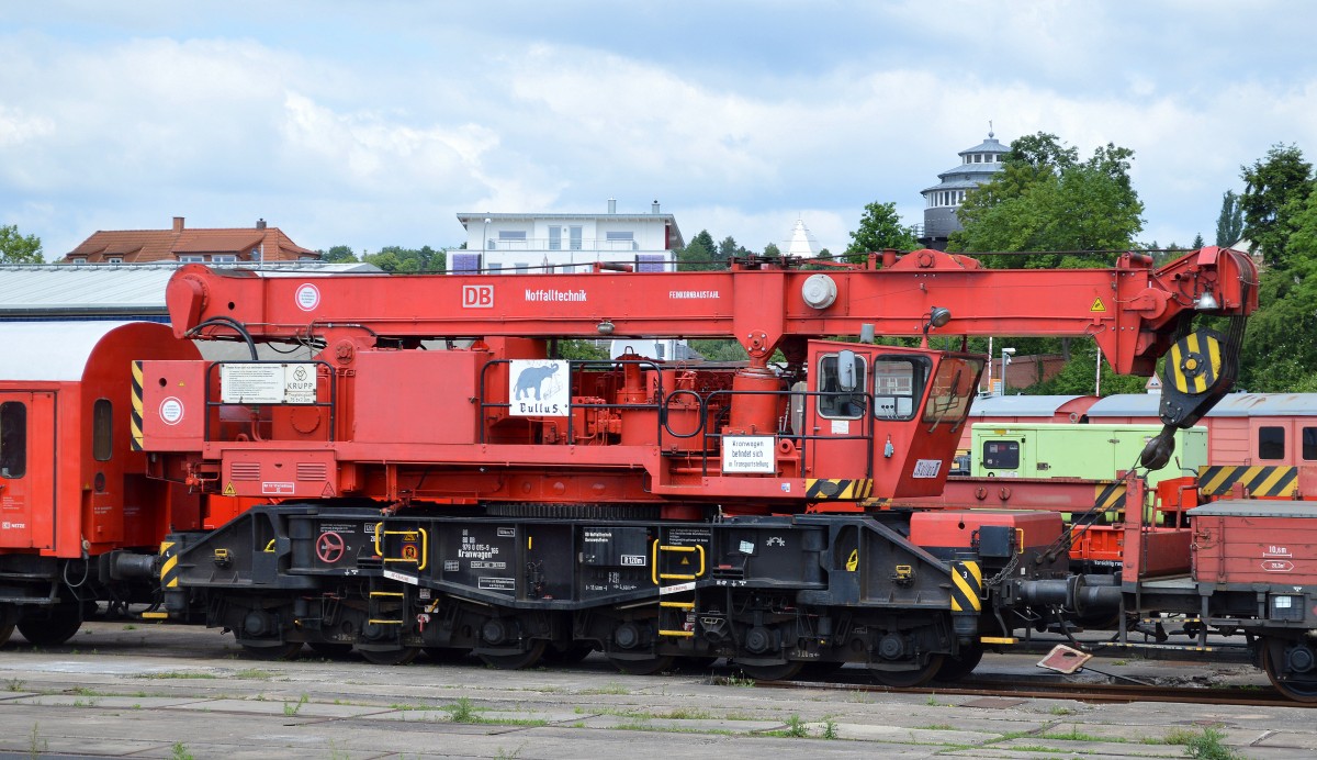 Ein Krupp Ardelt BA 007 45t Kranwagen der DN Netz Notfalltechnik mit dem Namen Bullus III mit der Nr. 80 80 DB 979 0 015-9 Aufschrift DB Notfalltechnik Kornwestheim am 30.05.14 DB Werk Fulda.