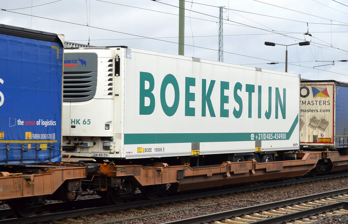 Ein Kühlthermo-Trailer der Fa. BOEKESTIJN auf einem Taschenwagen am 01.03.17 Bf. Flughafen Berlin-Schönefeld.