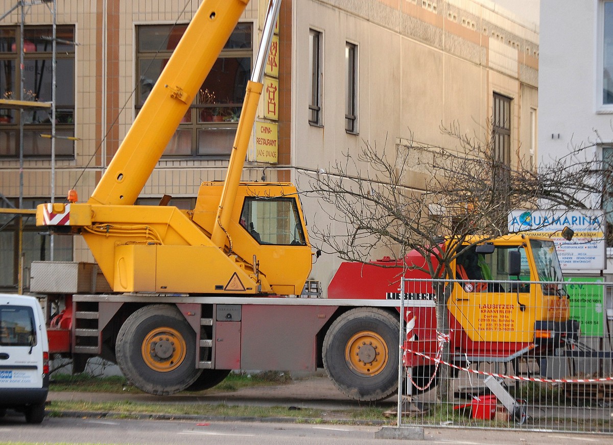 Ein LIEBHERR 1030-2 Fahrzeugkran der Fa. Lausitzer Kranverleih am 03.12.13 Berlin-Pankow.