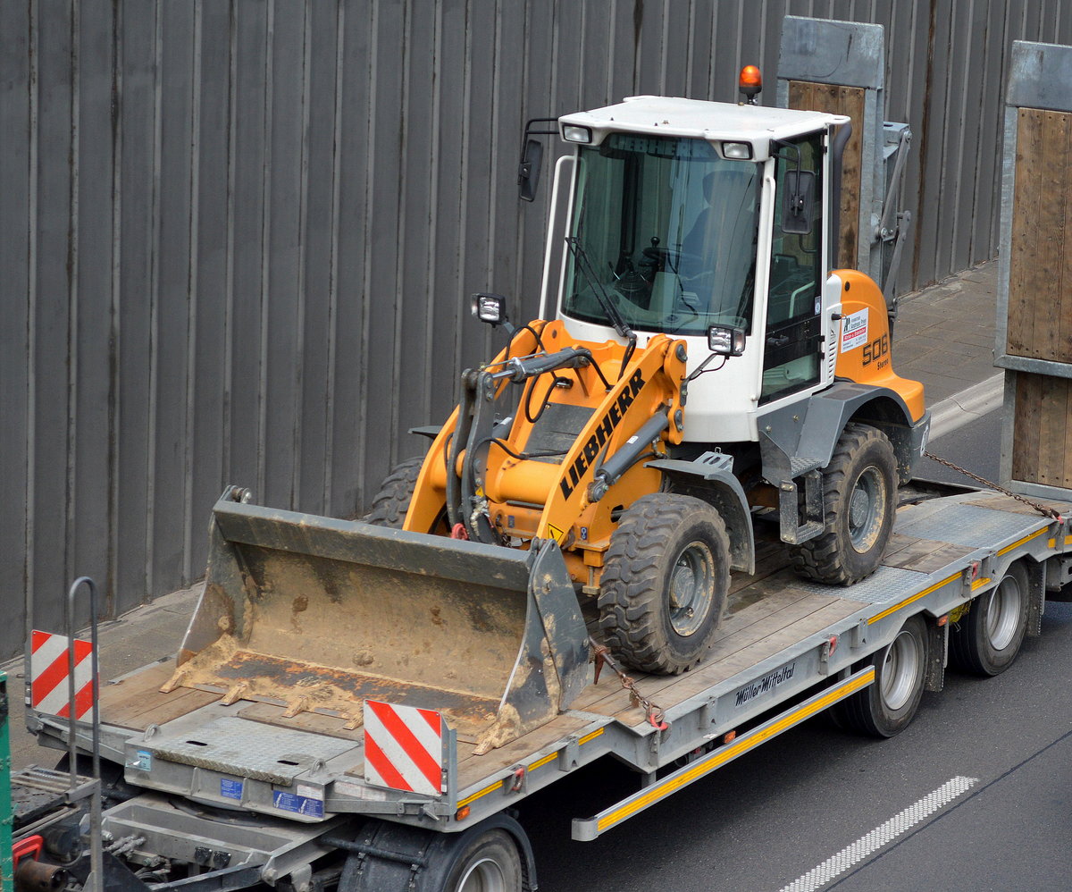 Ein LIEBHERR 506 STEREO Radlader auf Ladebrücke  am 31.05.16 auf der Berliner Stadtautobahn Höhe Knobelsdorffstr.
