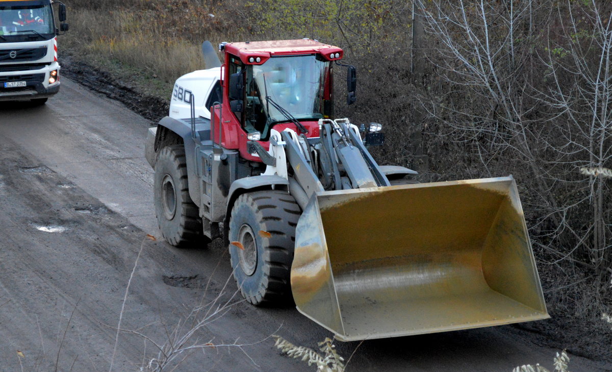Ein LIEBHERR 580 Radlader der Fa. BTB am 23.11.16 Berlin-Marzahn.