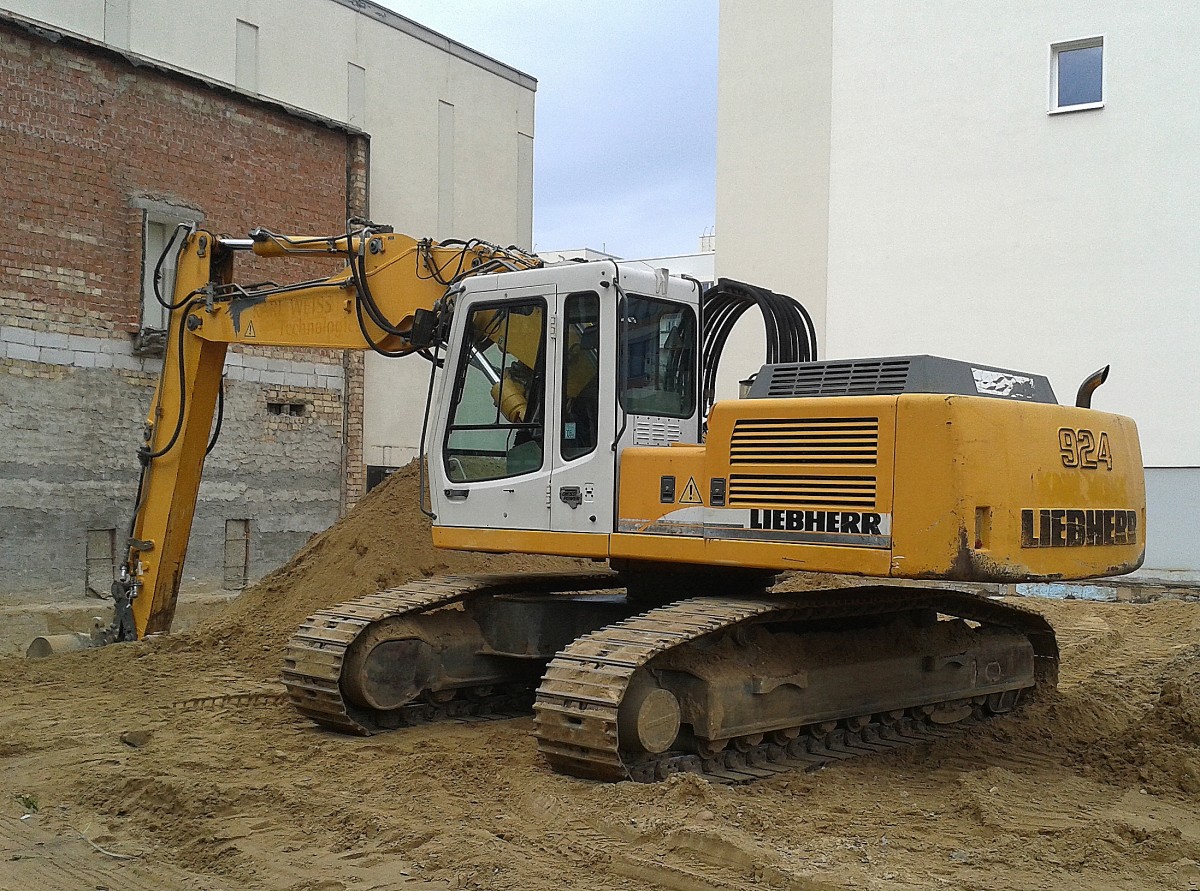Ein LIEBHERR 924 Raupenbagger am 06.11.15 Berlin-Pankow.