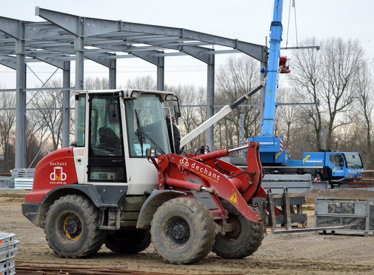 Ein LIEBHERR event. Typ 507 oder 508 Radlader der Fa. dhib dechant am 16.02.16 Berlin Hohenschönhausen (Neubau einer Wäscherei). 