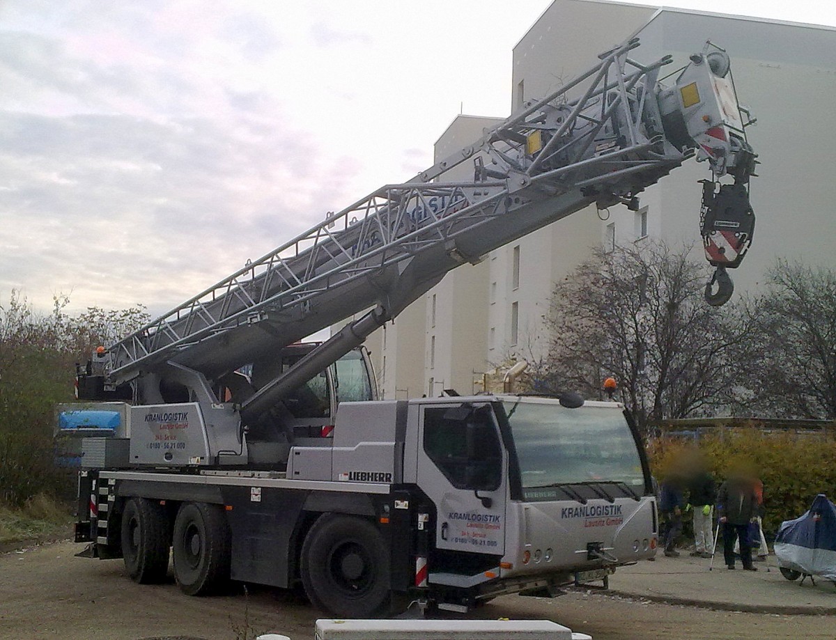 Ein LIEBHERR LTM ? 3-Achs Fahrzeugkran der Fa. KRANLOGISTIK Lausitz GmbH am 29.11.13 Berlin-Pankow.