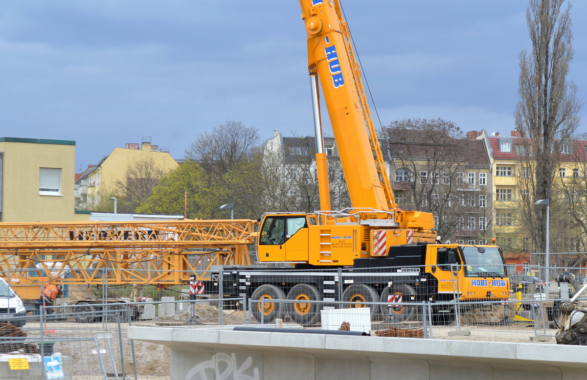 Ein LIEBHERR LTM ? Fahrzeugkran der Fa. MOBI - HUB beim Aufbau eines Kran am 07.04.16 Großbaustelle Berlin Ostkreuz.