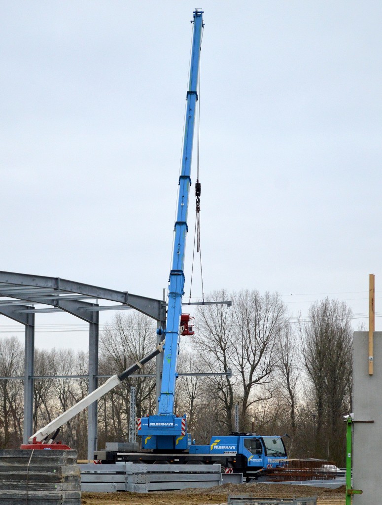 Ein LIEBHERR LTM? Fahrzeugkran der Fa. FELBERMAYR am 16.02.16 Berlin-Hohenschönhausen (Neubau einer Wäscherei).